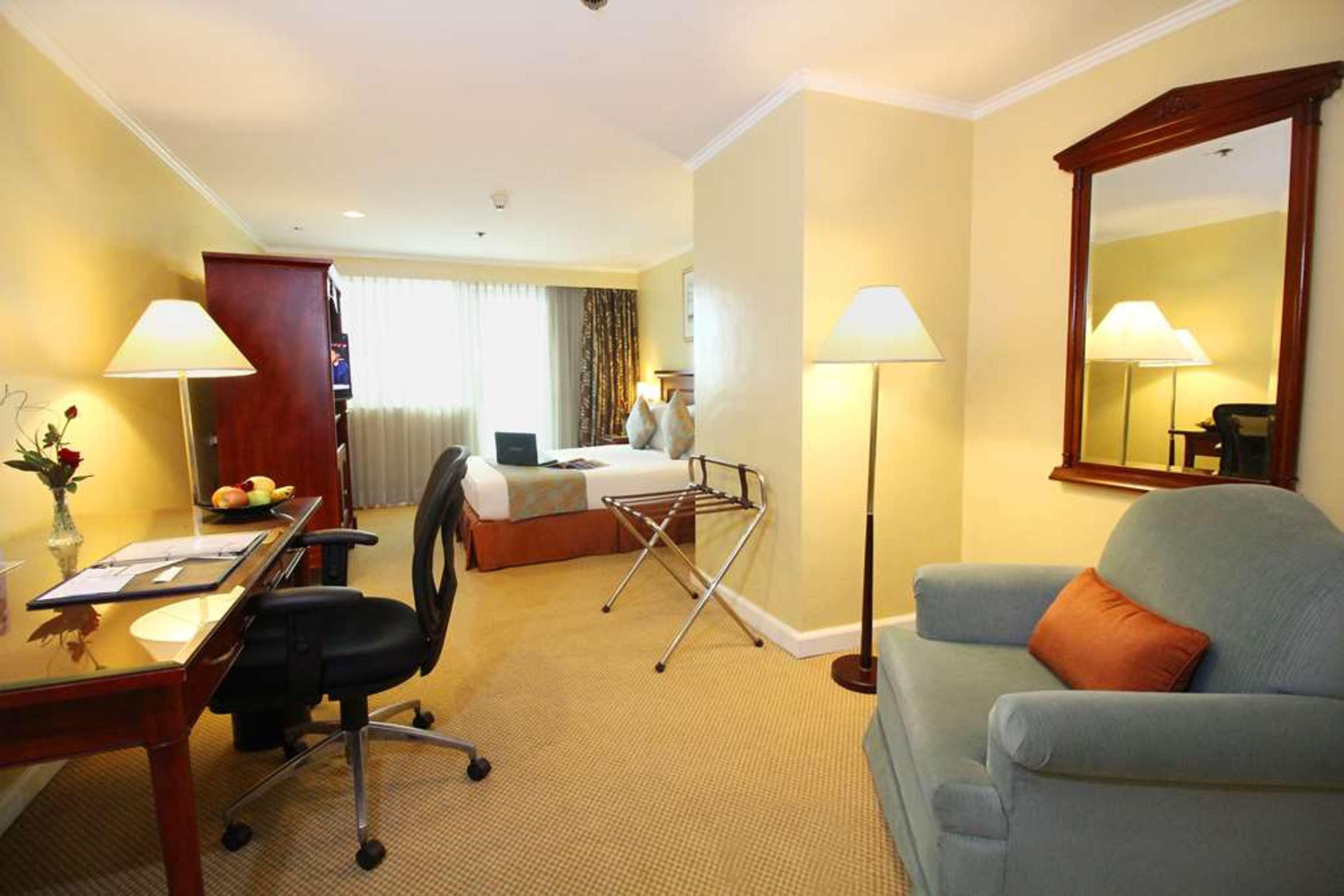Oxford Suites Makati San Pedro Makati Eksteriør billede