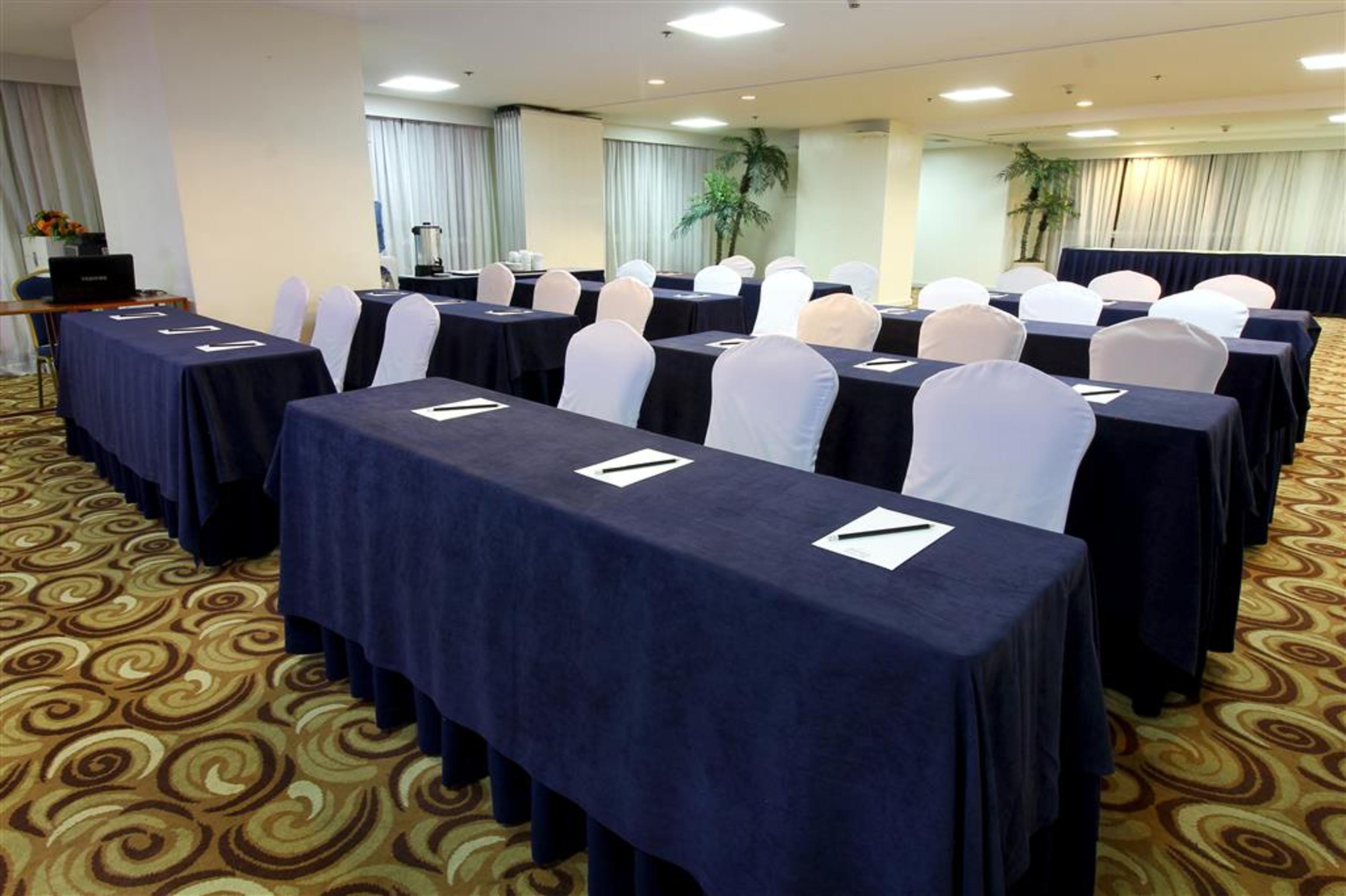 Oxford Suites Makati San Pedro Makati Eksteriør billede