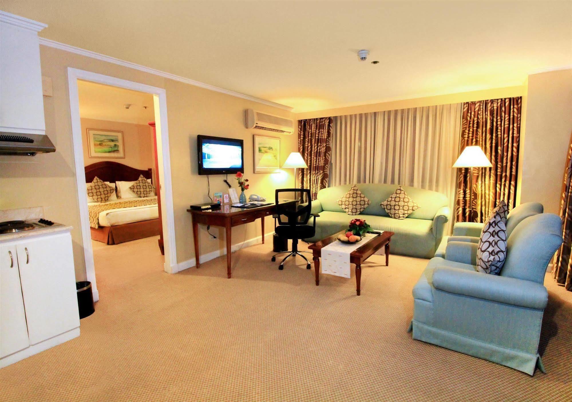 Oxford Suites Makati San Pedro Makati Eksteriør billede