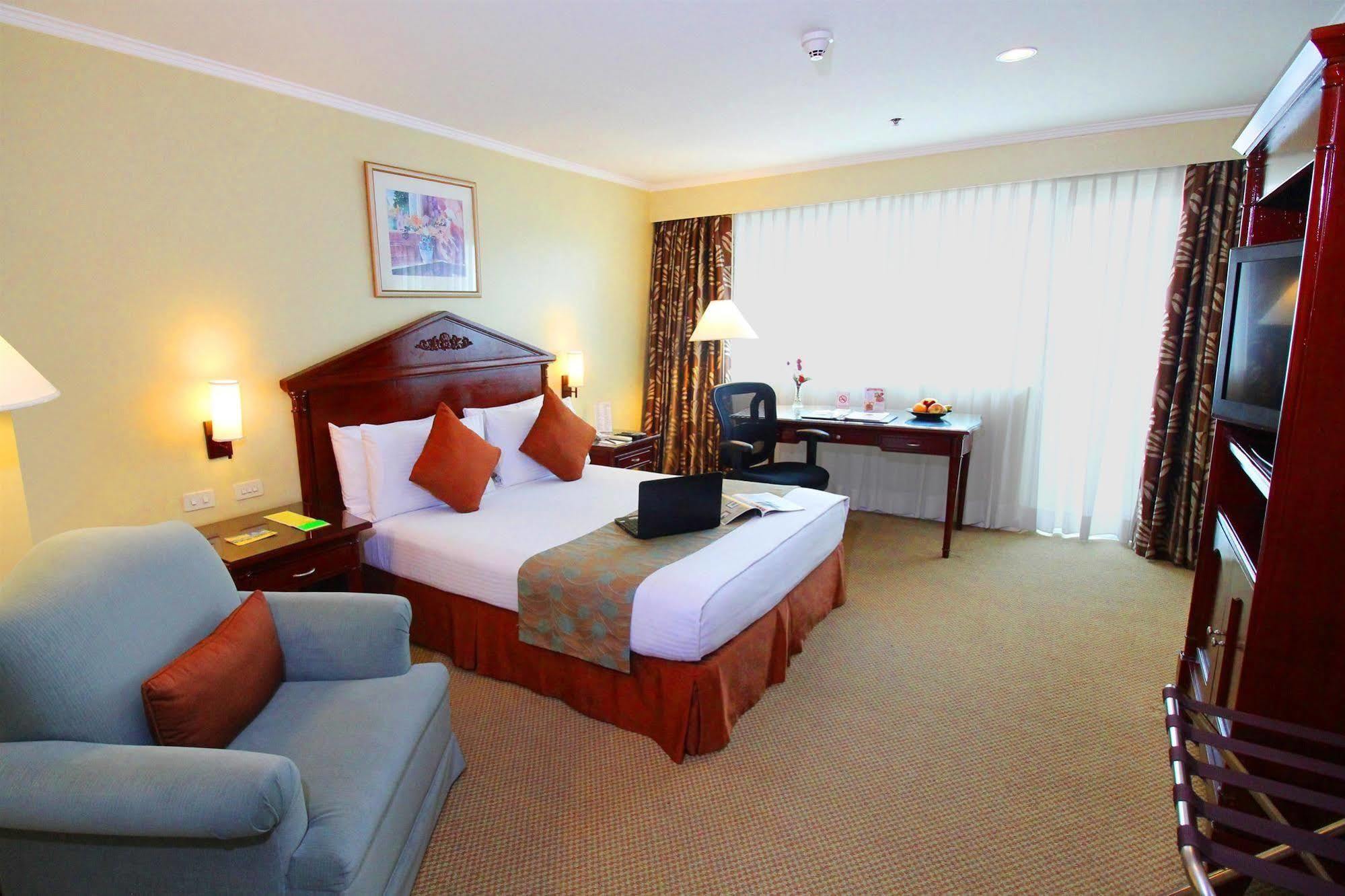 Oxford Suites Makati San Pedro Makati Eksteriør billede