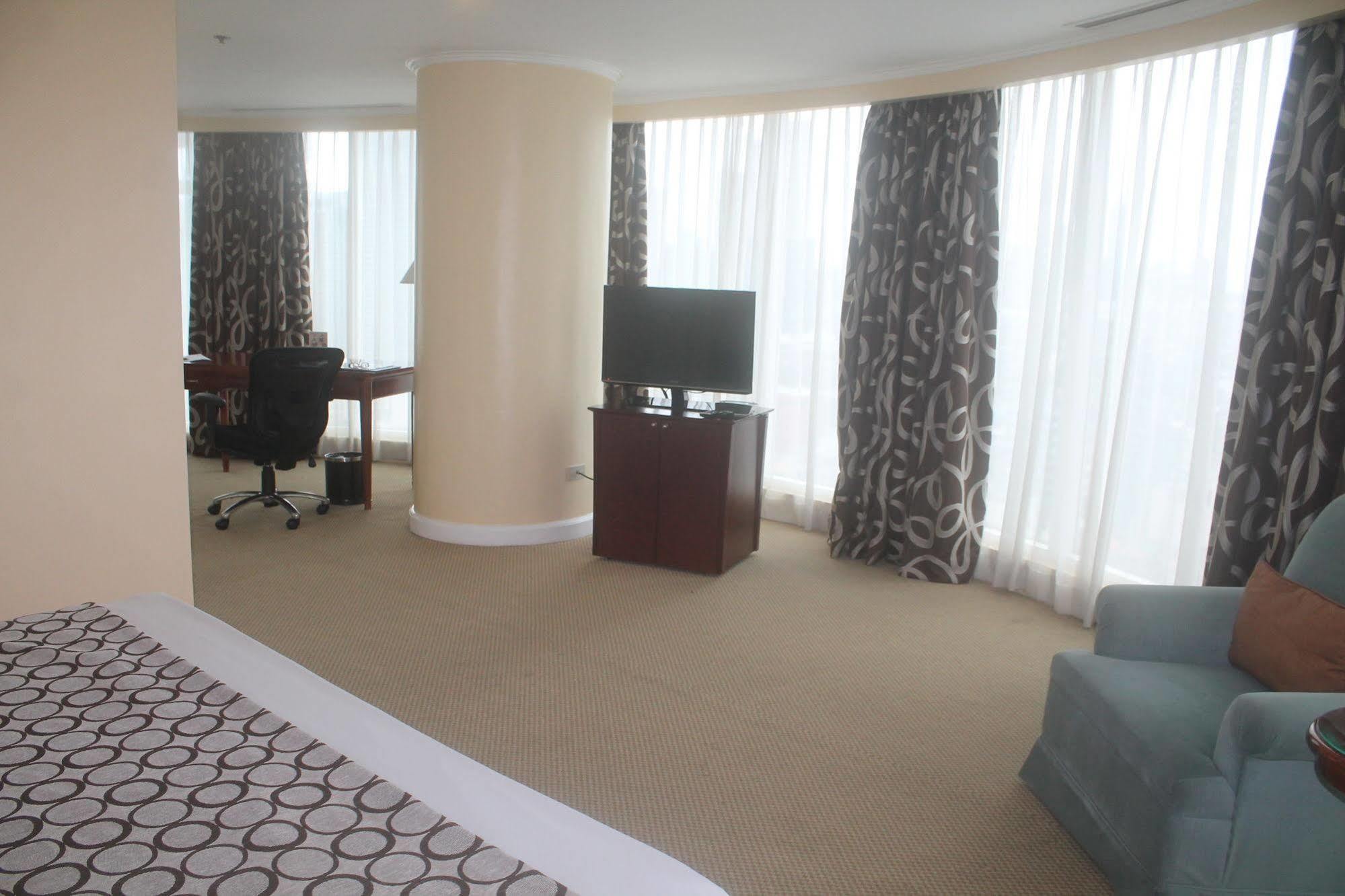 Oxford Suites Makati San Pedro Makati Eksteriør billede