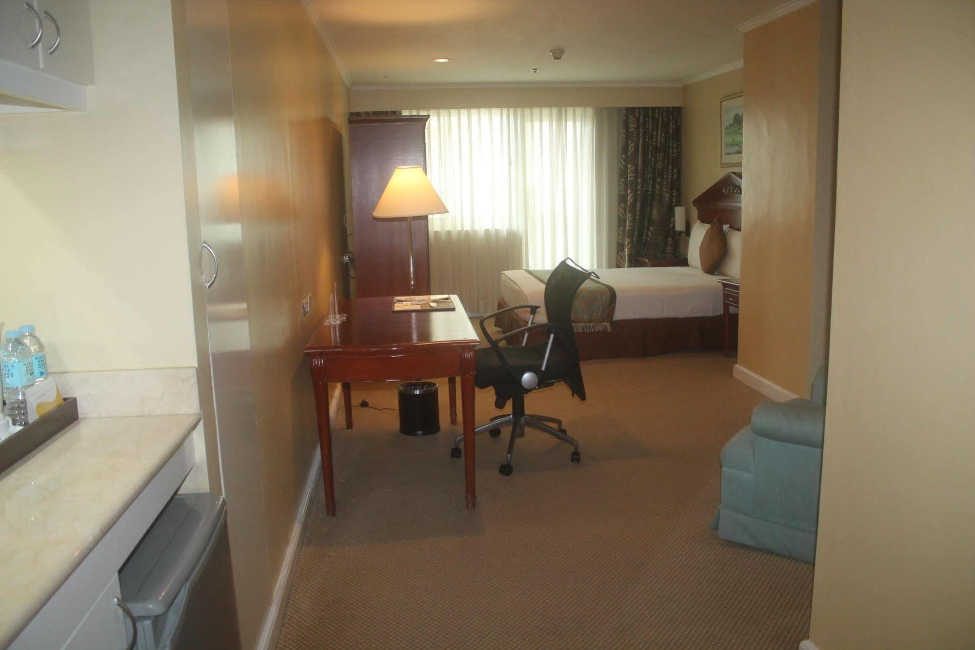 Oxford Suites Makati San Pedro Makati Eksteriør billede