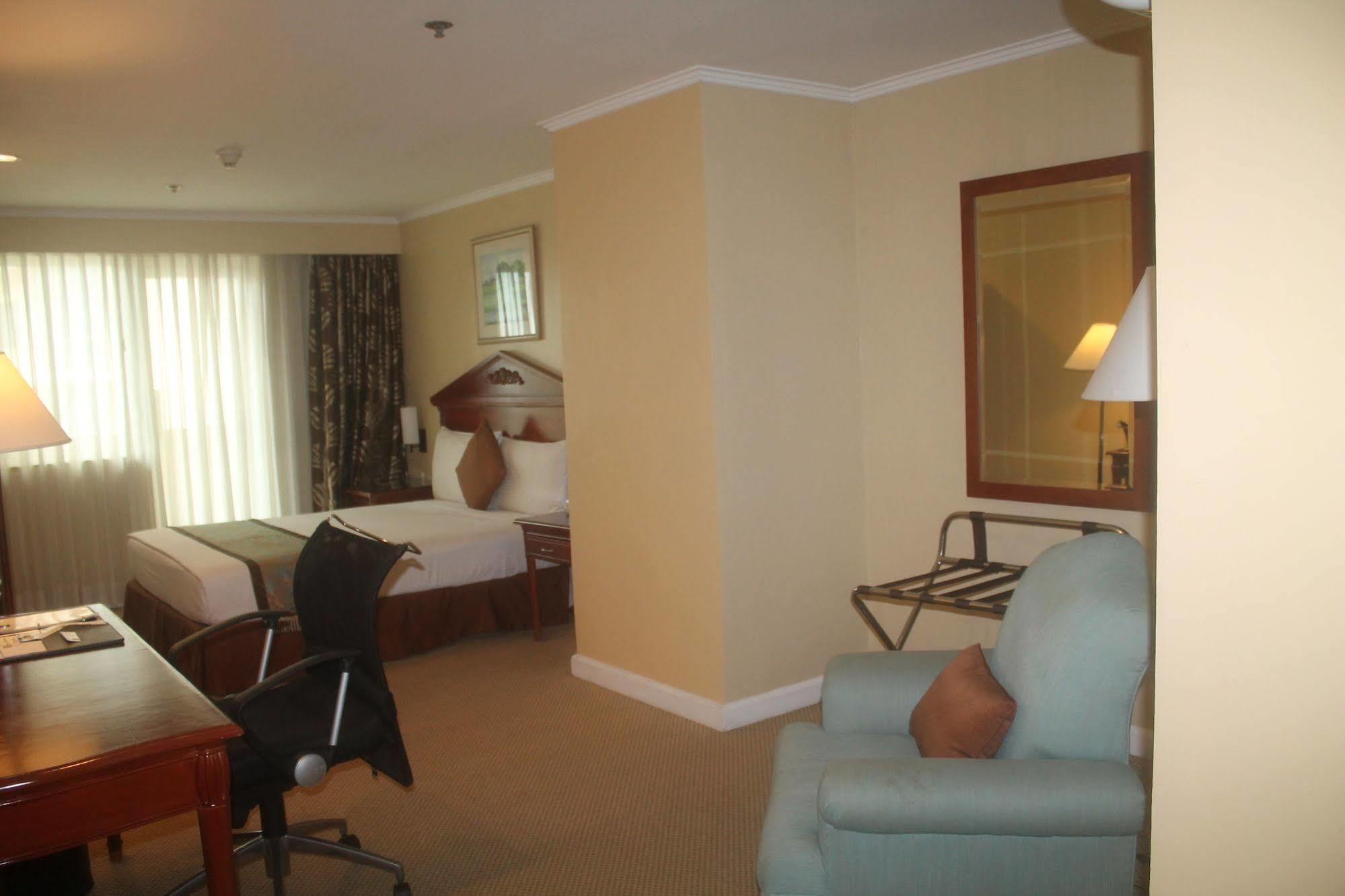 Oxford Suites Makati San Pedro Makati Eksteriør billede