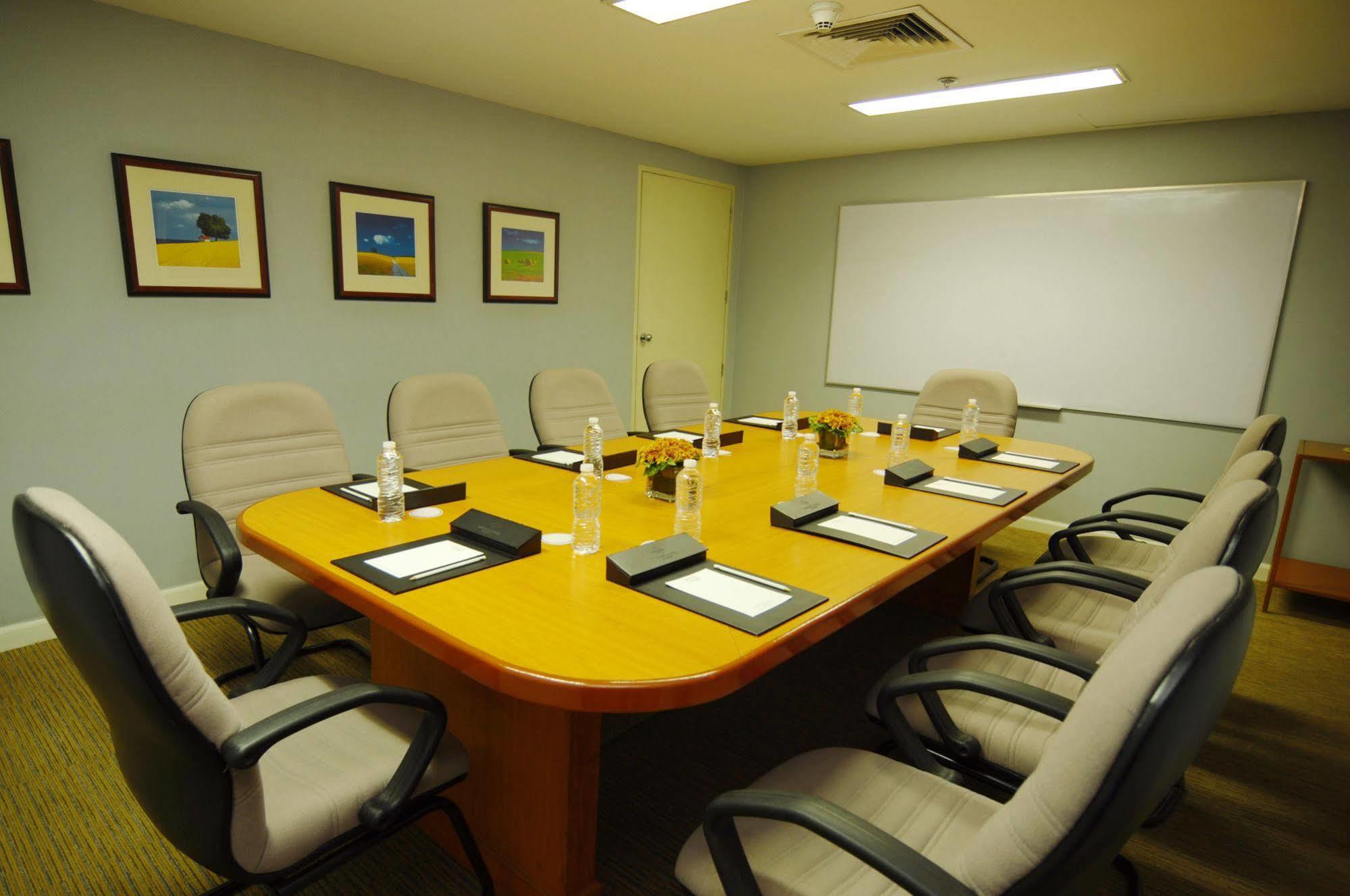Oxford Suites Makati San Pedro Makati Eksteriør billede