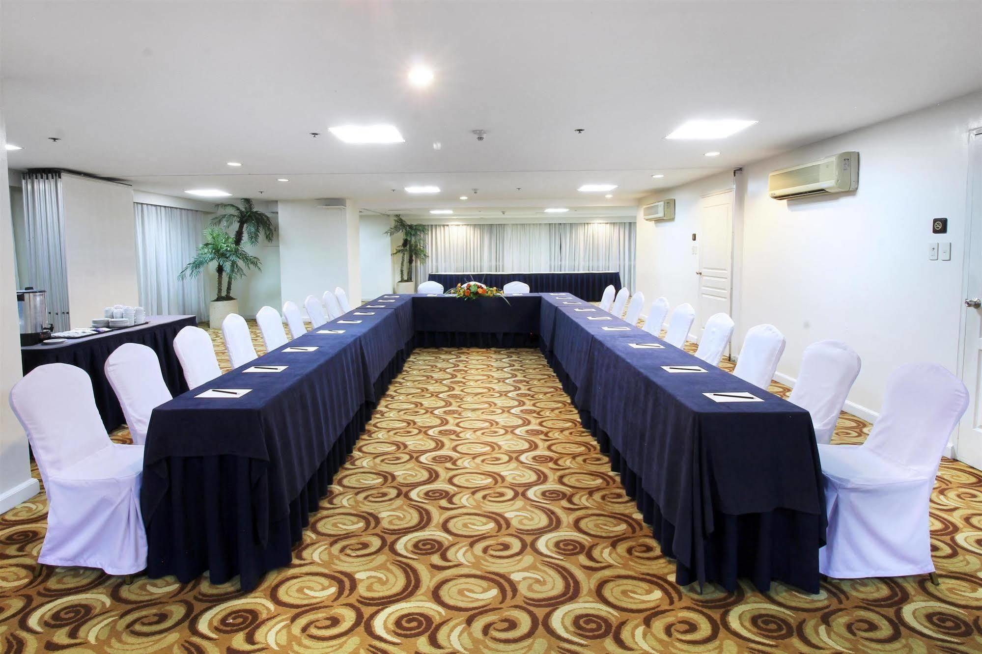 Oxford Suites Makati San Pedro Makati Eksteriør billede